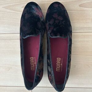 Munro Women's Black Velvet Floral Loafers size 8M